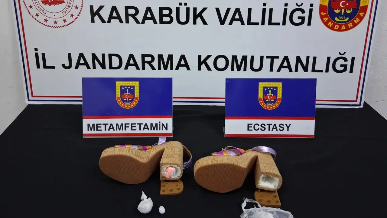 Karabük'te kadın ayakkabısının topuğundan uyuşturucu çıktı : 3 şüpheli adliyede