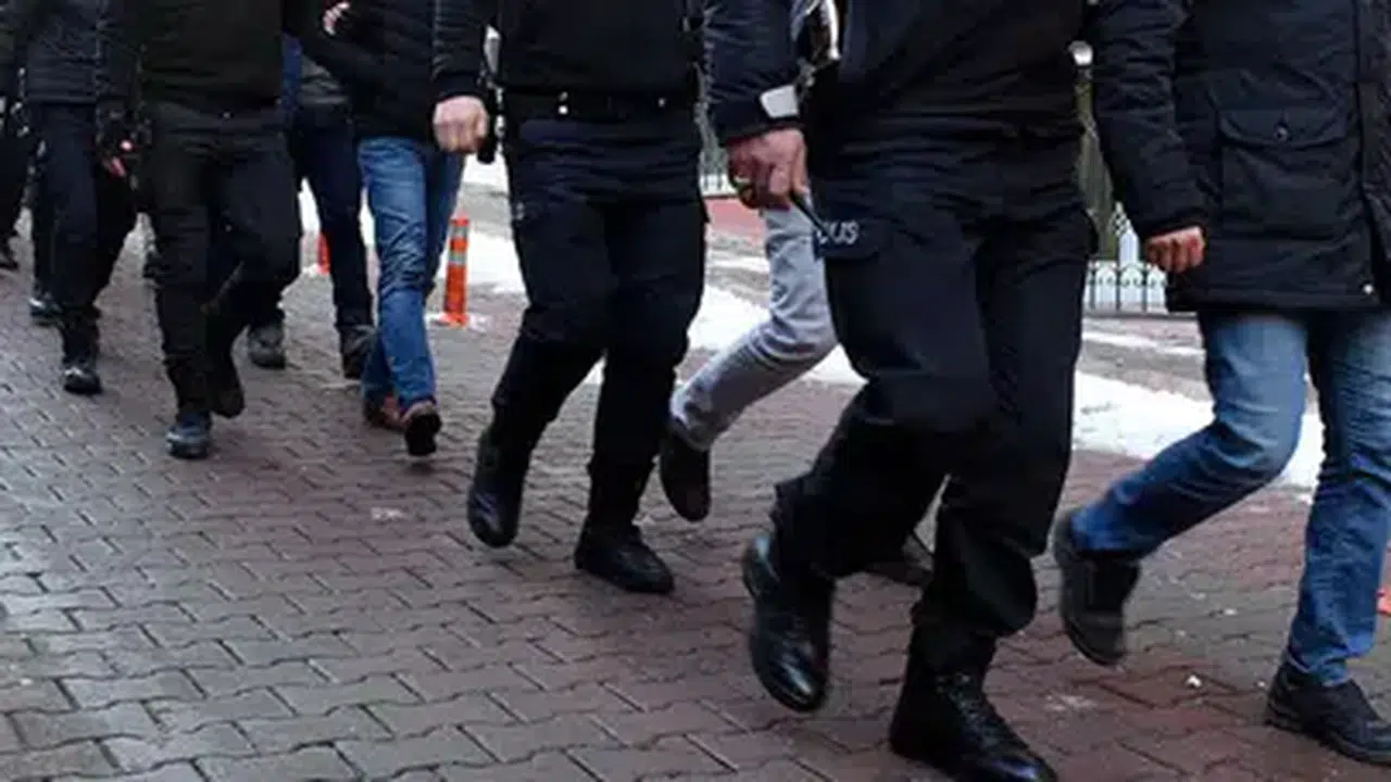 İstanbul ve Bursa’da çete operasyonu : Aktif polis ve eski memurlar yakalandı
