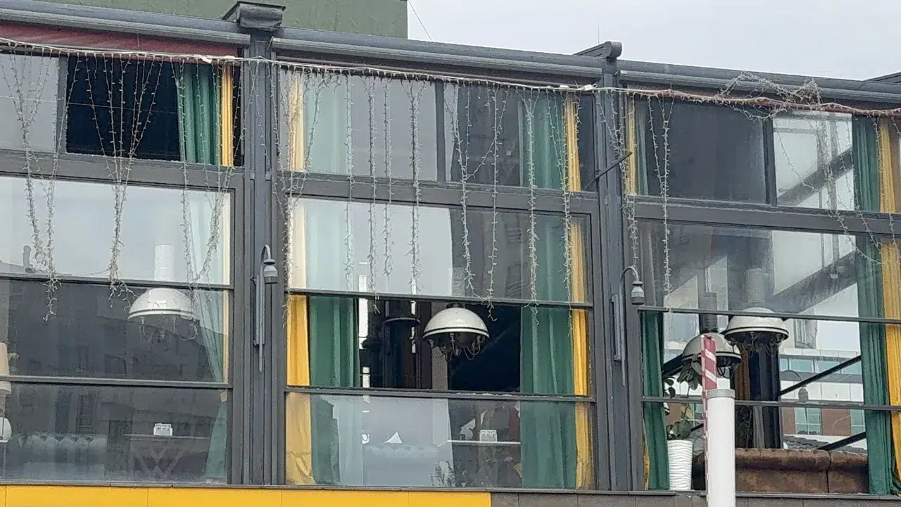 Esenyurt’ta kafe baskını : 17 yaşındaki saldırganın üzerinden el bombası çıktı