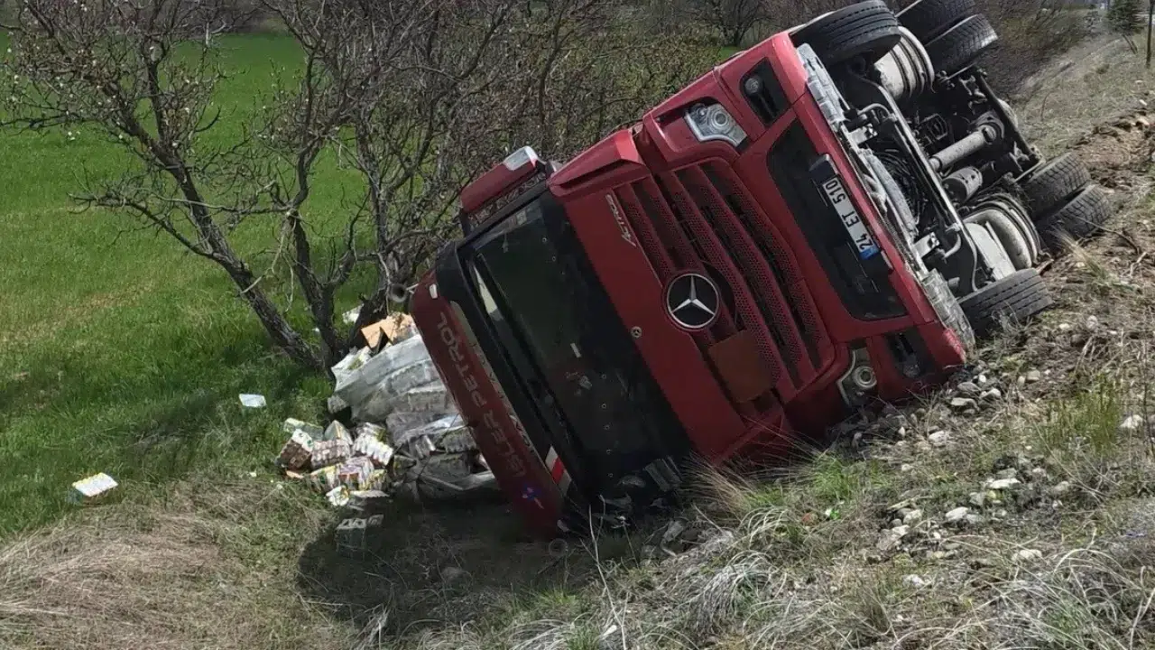 Erzincan'da kaza : Soda yüklü tır devrildi