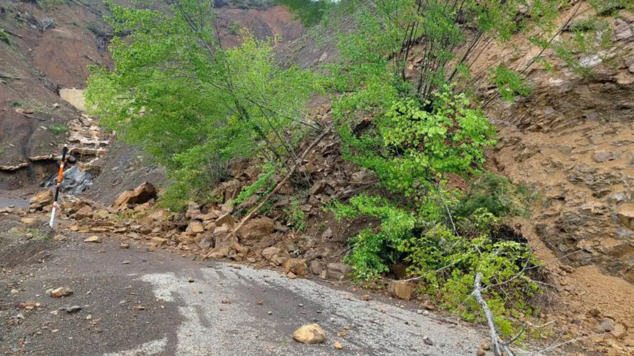 Kastamonu'da heyelan : 5 köye ulaşımın sağlandığı yol kapandı