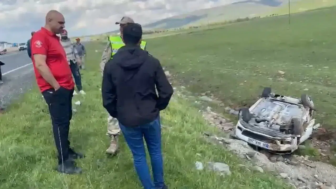 Elazığ'da otomobilin şarampole devrilmesi sonucu 3 kişi yaralandı