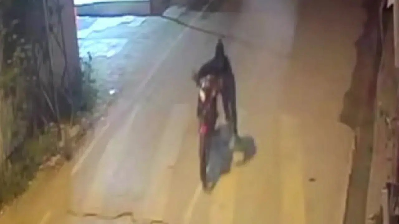 Adana'da hırsızlık anı kamerada : Çalınan motosikletinin peşinden koştu ama yetişemedi
