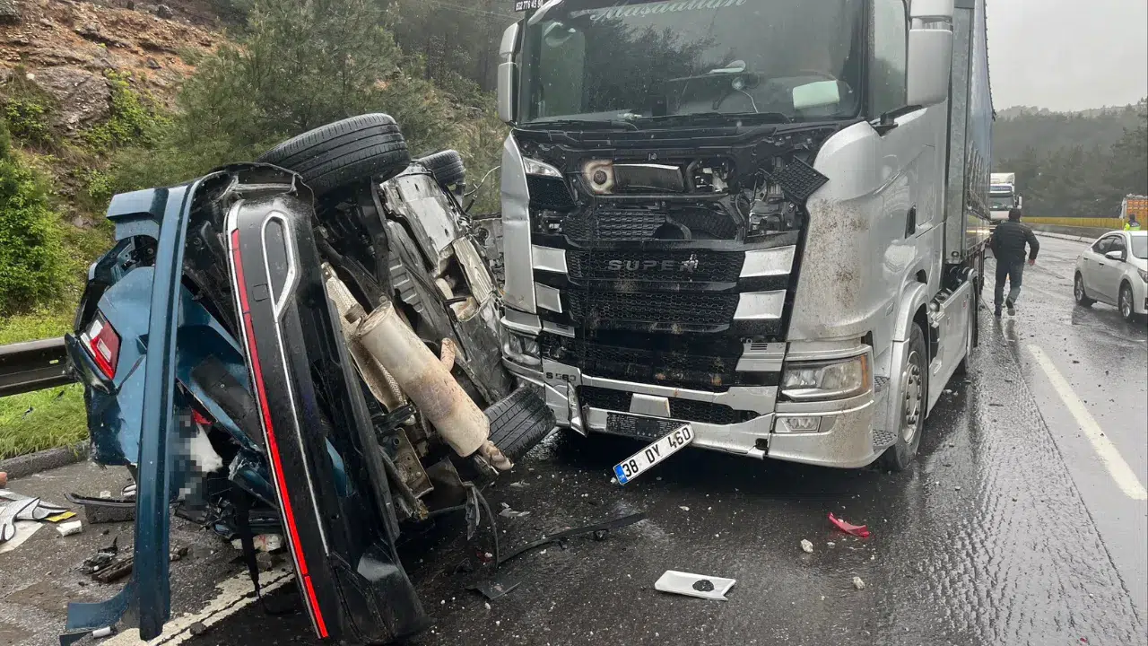 Tarsus’ta seminere giden maliye memurları kaza yaptı : 1 ölü, 5 yaralı