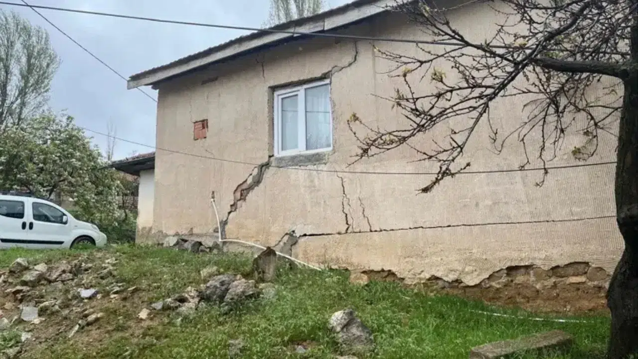 Kırıkkale'de toprak kayması : 9 yapı hasar gördü