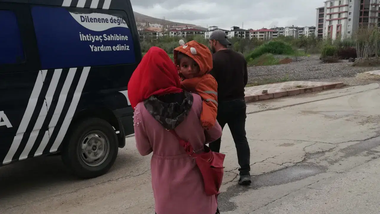 Elazığ'da dilencilere yönelik zabıta operasyonu