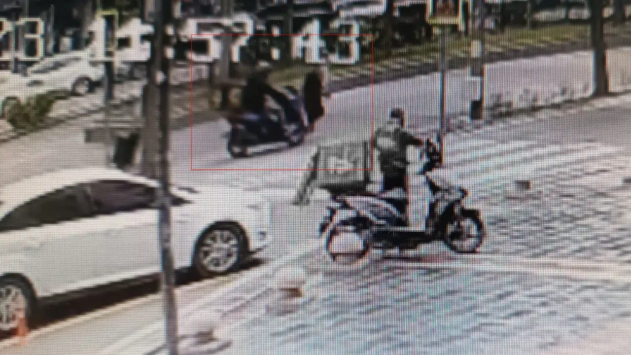 Batman'da motosiklet yayaya çarptı : O anlar kamerada