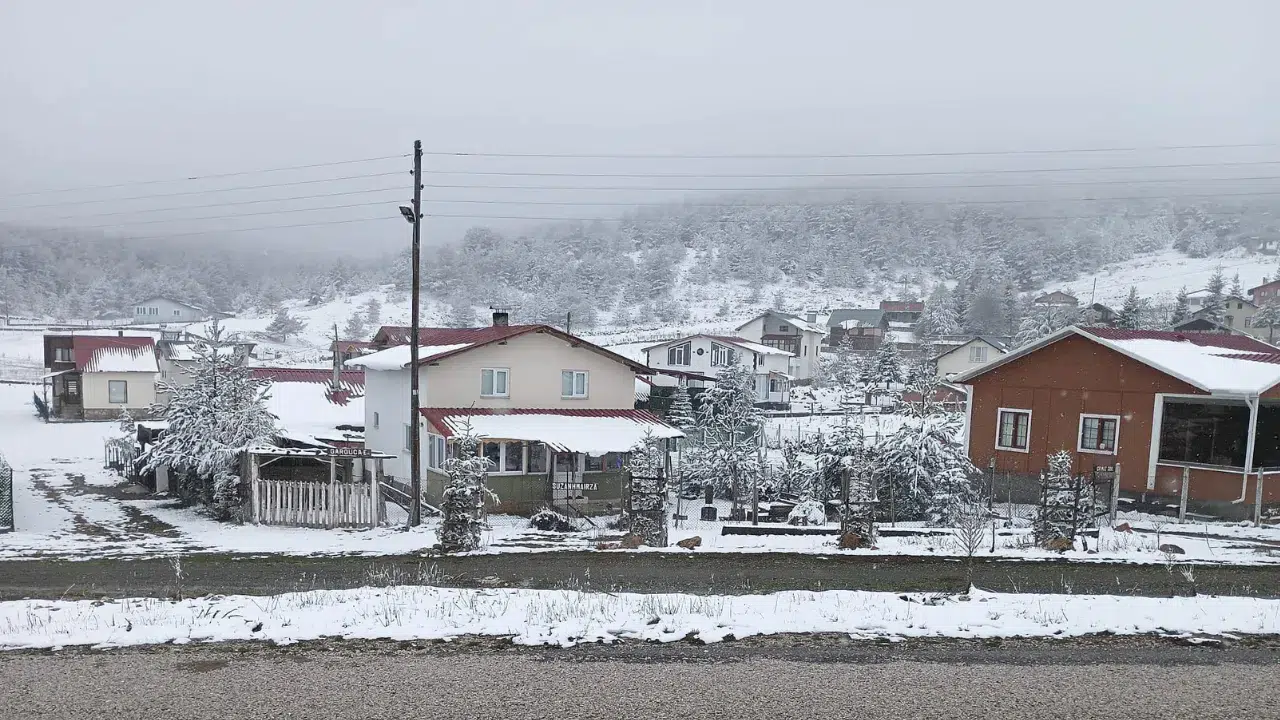 Çorum'da yüksek kesimlerde kar yağışı etkili oldu