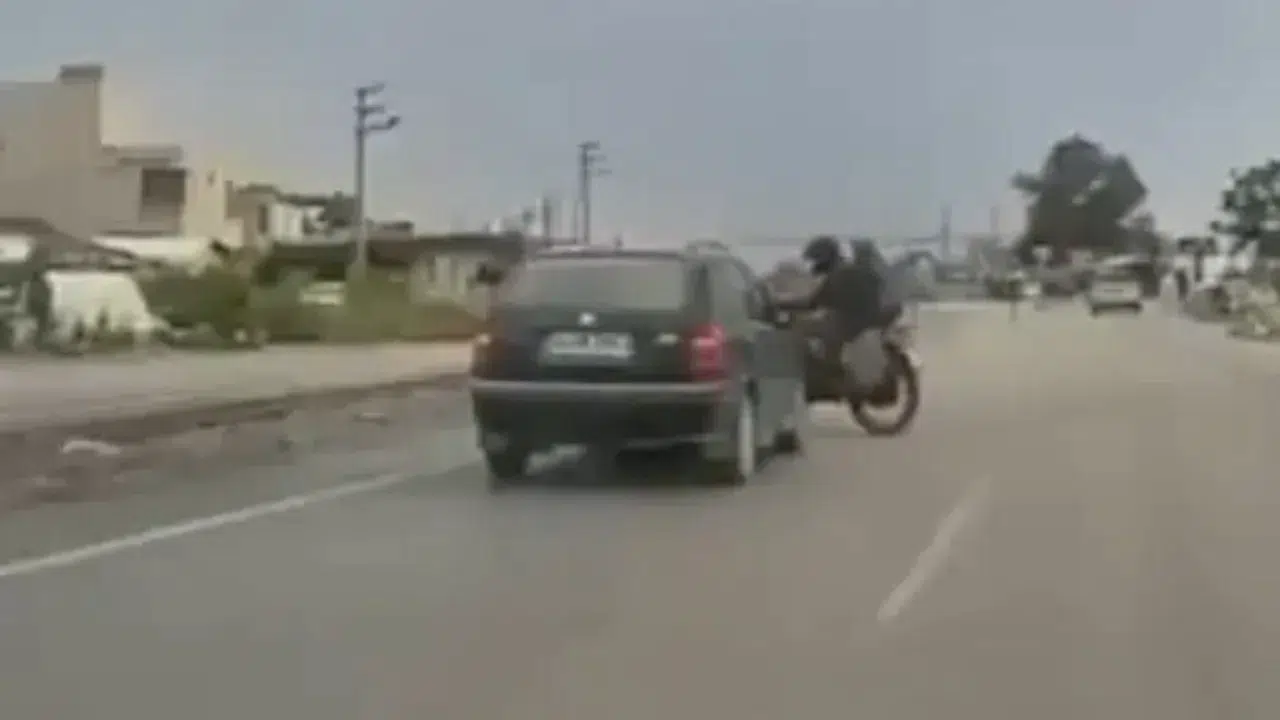 Hatay'da otomobilin motosiklete çarptığı kaza kameraya yansıdı : 1 ölü, 1 yaralı