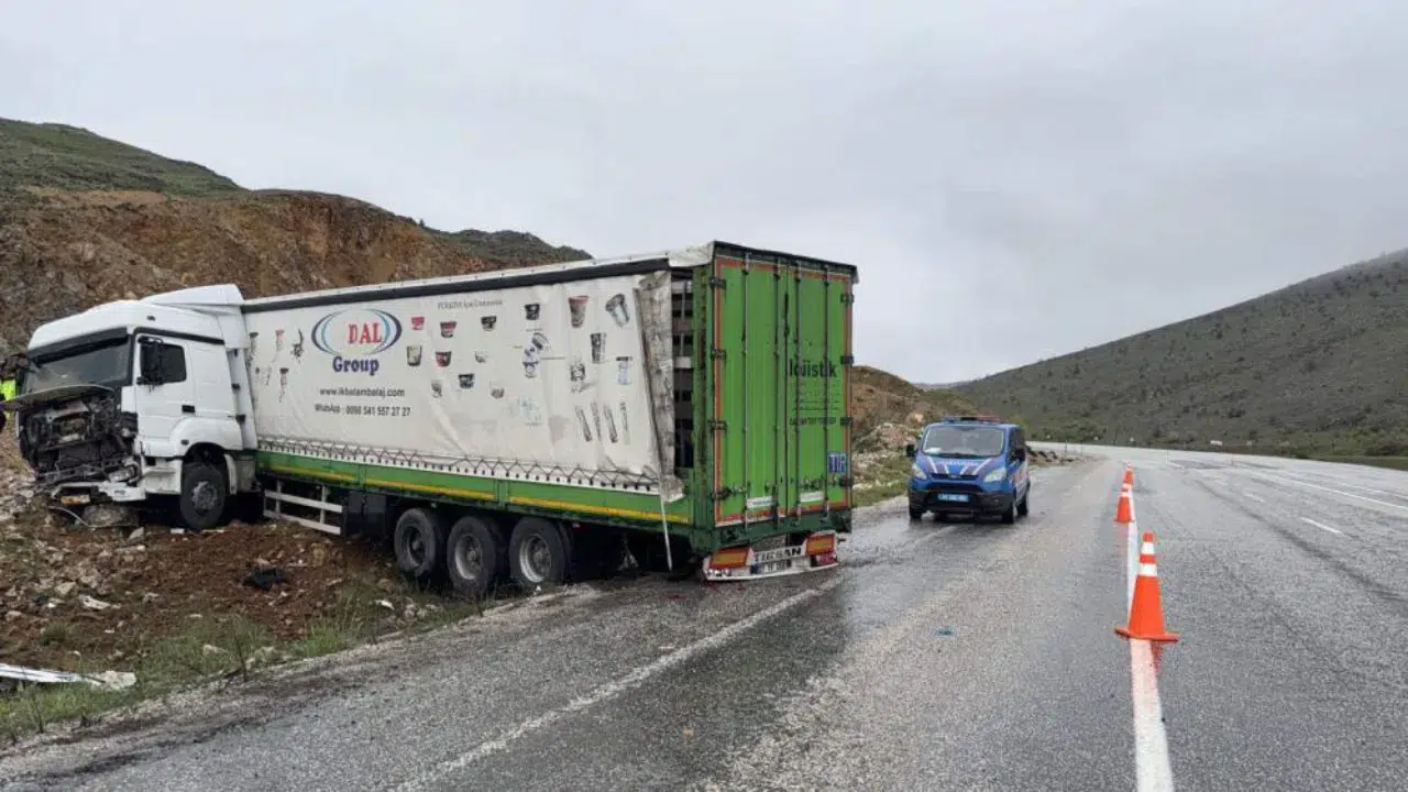 Malatya'da sağanak yağış kazaya neden oldu : Tır, toprak yığınına çarptı