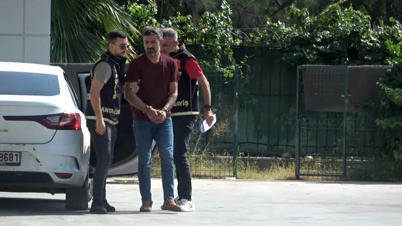 Antalya'da eski eşini eşarbı ve yastıkla boğan sanık : Yüzünü görmemek için yastıkla kapattım