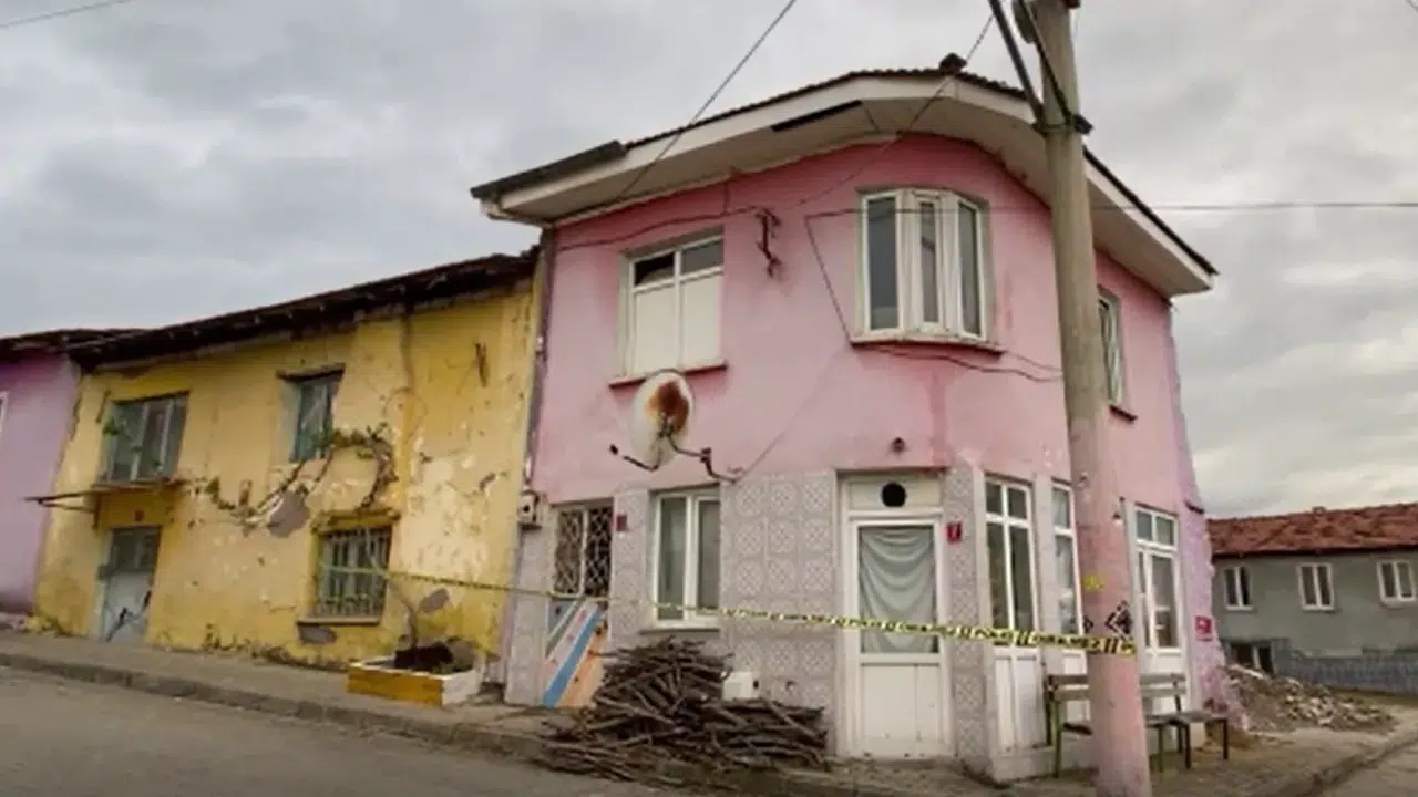 Balıkesir Sındırgı’da şüpheli ölüm : 62 yaşındaki adam evinde ölü bulundu