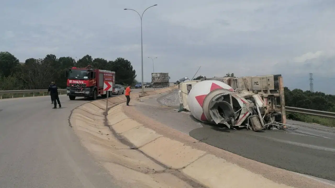 Bursa'da beton mikseri devrildi : Sürücü yaralandı