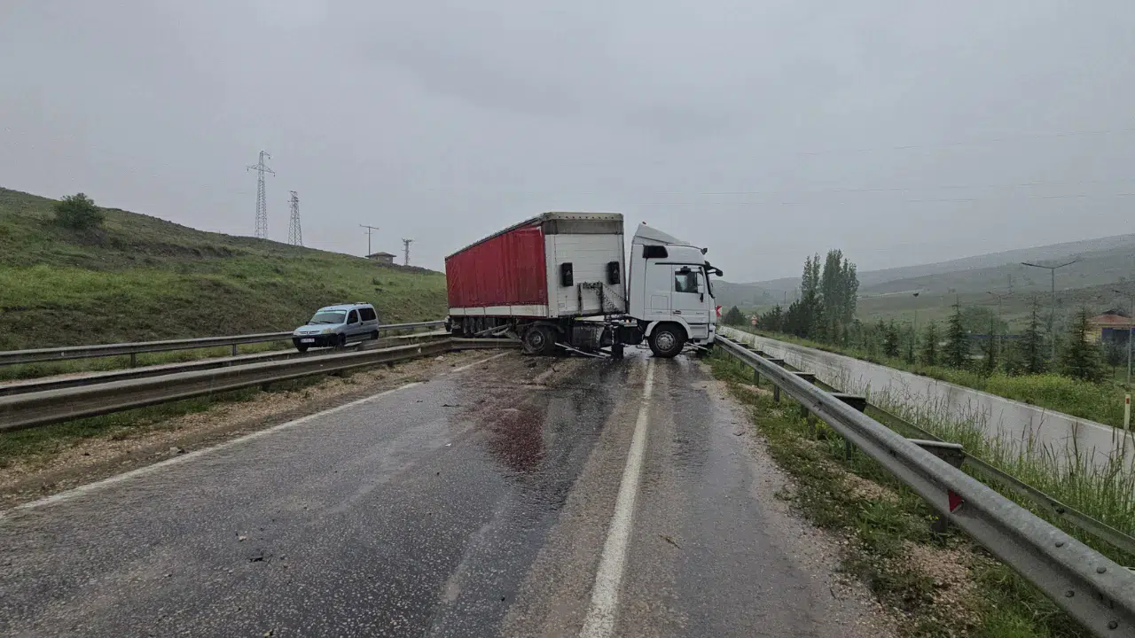 Ankara'da yağışlı havada tır ile minibüs çarpıştı : 11 yaralı