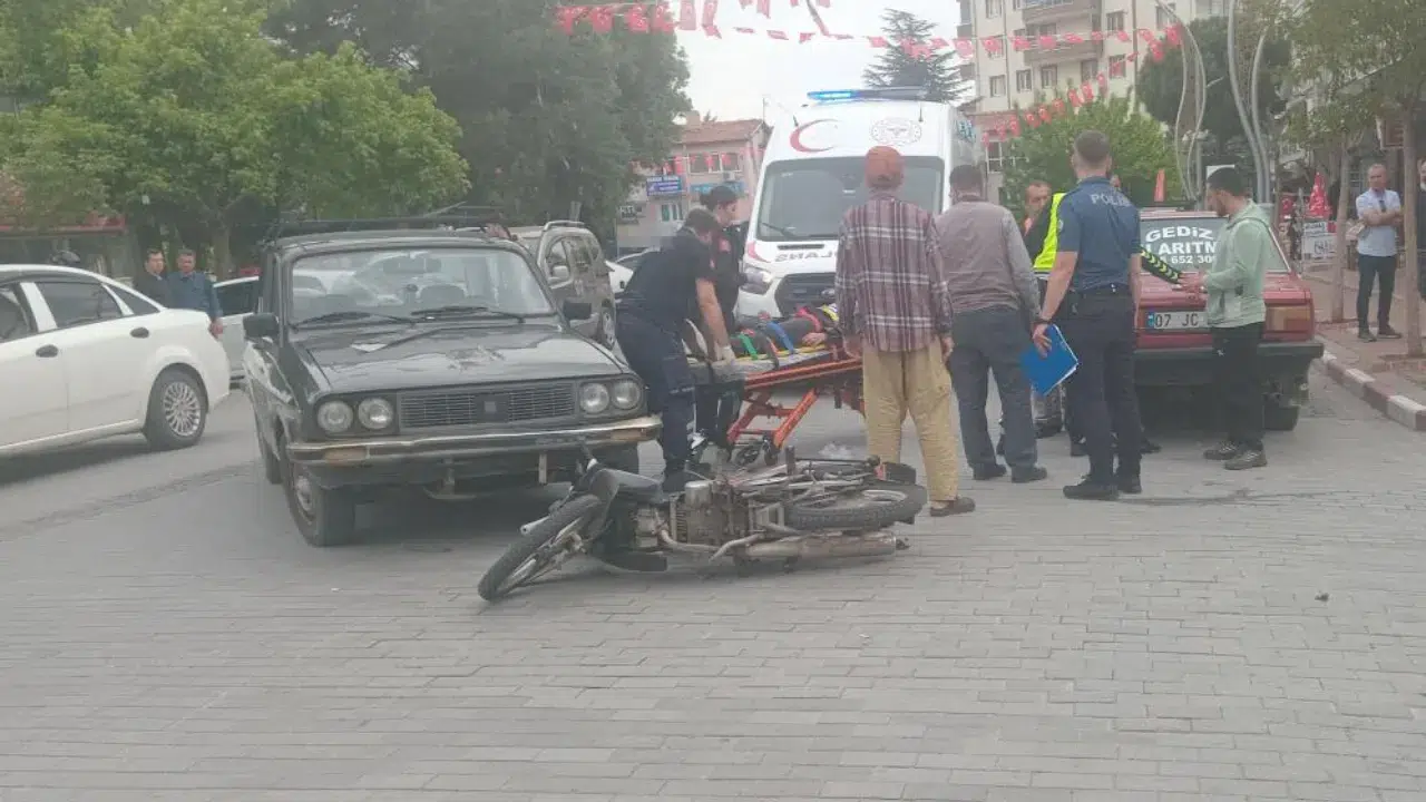 Kütahya'da otomobille çarpışan motosikletteki 2 kardeş yaralandı