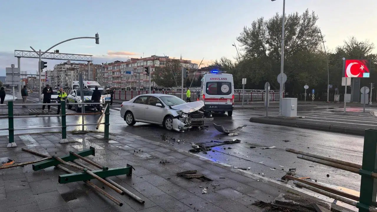 Kayseri Melikgazi'de taksi ile otomobil çarpıştı : 2 yaralı