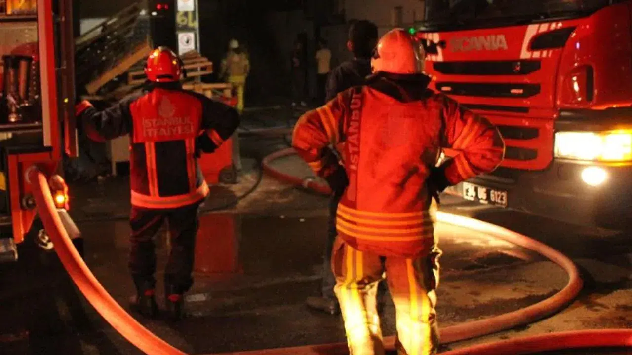 İstanbul Bayrampaşa'da market yangını : Dumandan etkilenen kediler için seferber oldular
