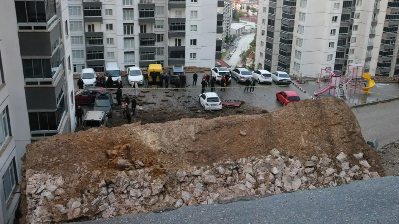 Tokat'ta yağışlar nedeniyle bir sitenin istinat duvarı çöktü