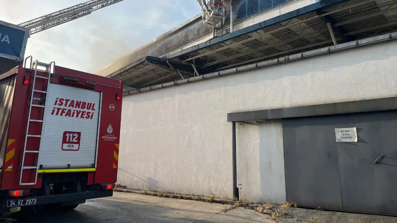Esenyurt'ta poşet fabrikasında yangın çıktı