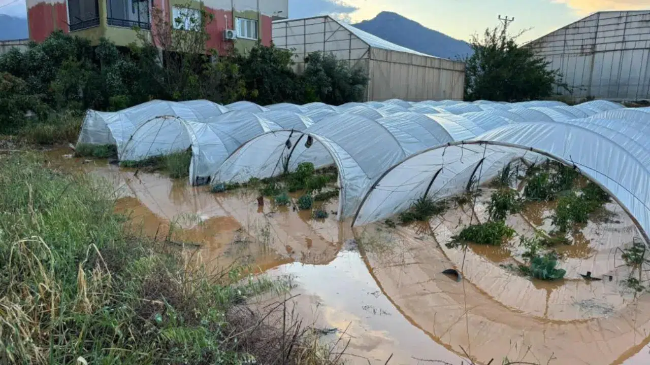 Mersin'i sağanak yağış vurdu : Yollar ve bahçeler sular altında kaldı