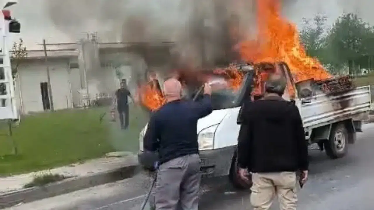 Eskişehir’de yanan kamyonete ilk müdahaleyi beton mikseri yaptı