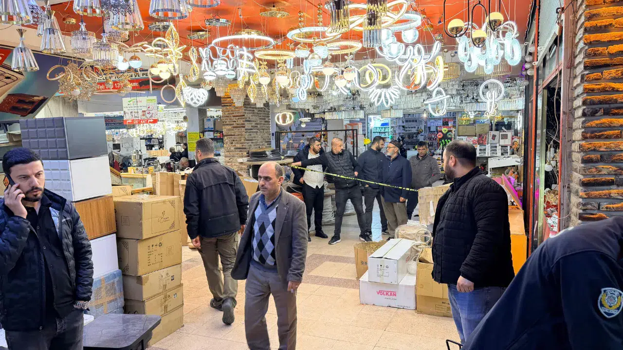 Adana'da iş yerinde kanlı saldırı : Avize dükkanı çalışanı ağır yaralandı