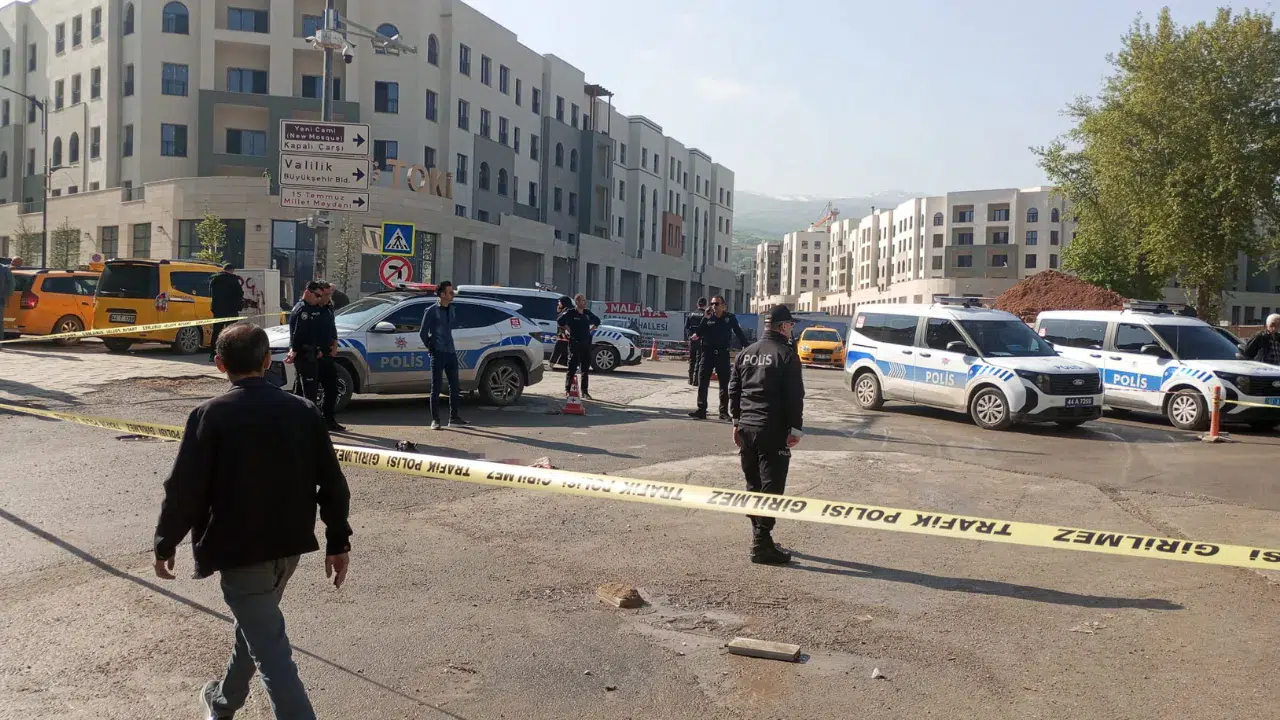 Malatya'da pompalı tüfekli saldırı : Sokak ortasında vurulan kadın ağır yaralandı