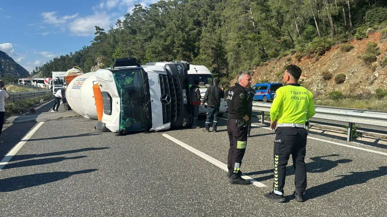 Marmaris'te beton mikseri devrildi : Şans eseri yaralanan olmadı