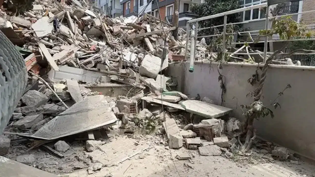 Avcılar'da kentsel dönüşüm yıkımında yan bina hasar gördü
