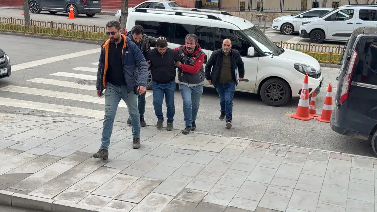 Erzurum'da 1 kişiyi öldürüp, 1 kişiyi yaralayan zanlı adliyeye sevk edildi