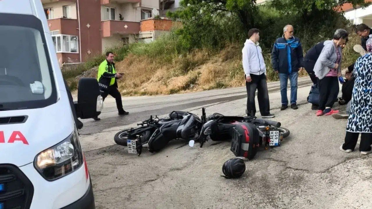 Keşan'da iki motosiklet kafa kafaya çarpıştı : 2 sürücü yaralandı