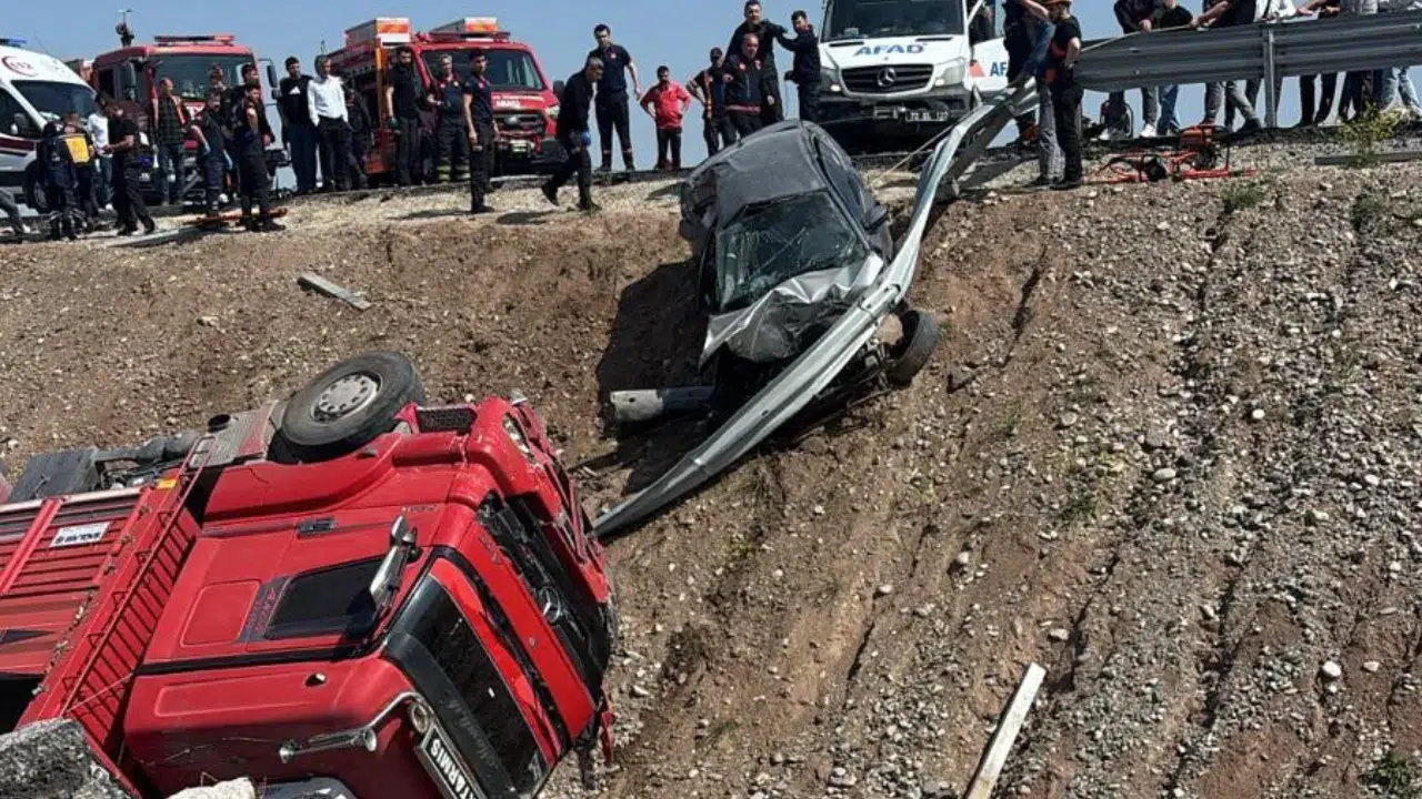 Batman-Diyarbakır karayolunda otomobil ile kamyonet çarpıştı : 1 ölü, 2 yaralı