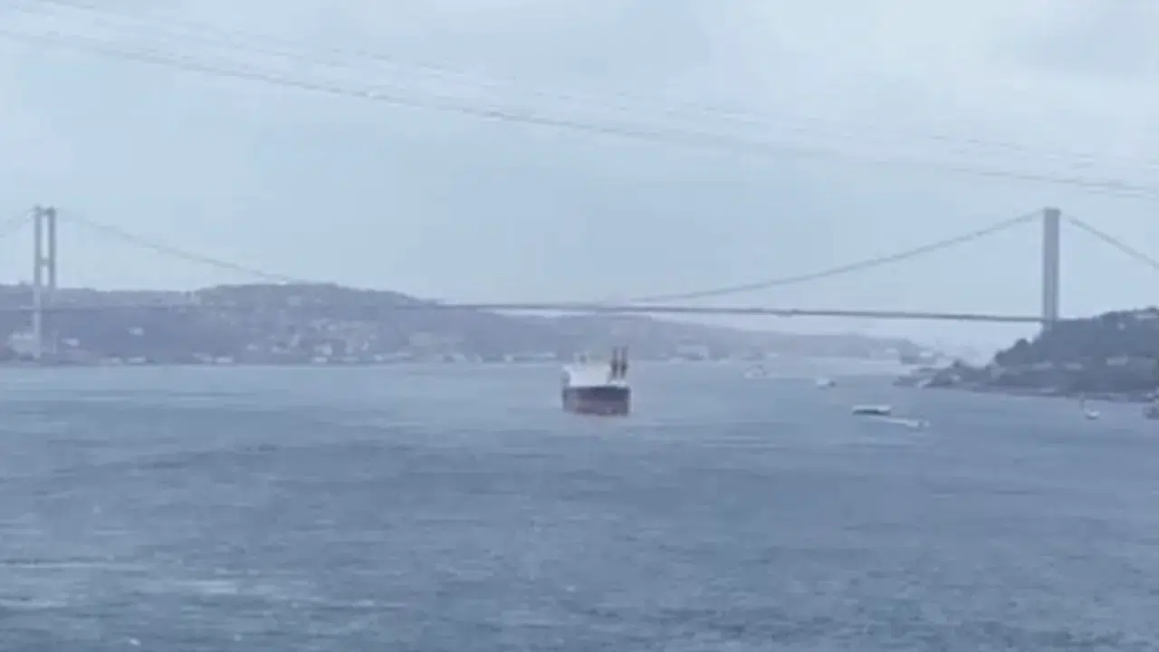 İstanbul Boğazı'nda Panama bayraklı yük gemisi arıza yaptı