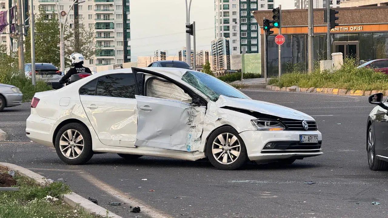 Diyarbakır'da kaza : Şehir içi minibüs ile otomobil çarpıştı