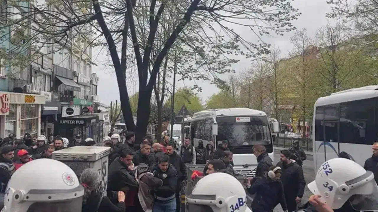 Beşiktaş'ta izinsiz gösteriye polis müdahalesi : Gözaltılar var