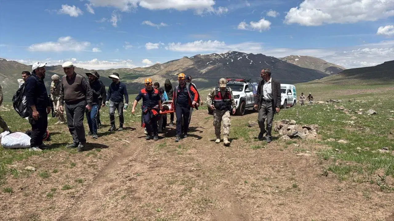 Van İpekyolu’nda kayalıklarda mahsur kalan 14 yaşındaki çocuk kurtarıldı