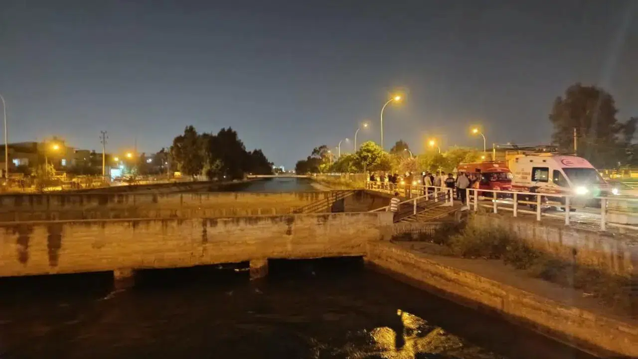 Adana'da arkadaşıyla otururken kanala düşen genç akıntıya kapıldı