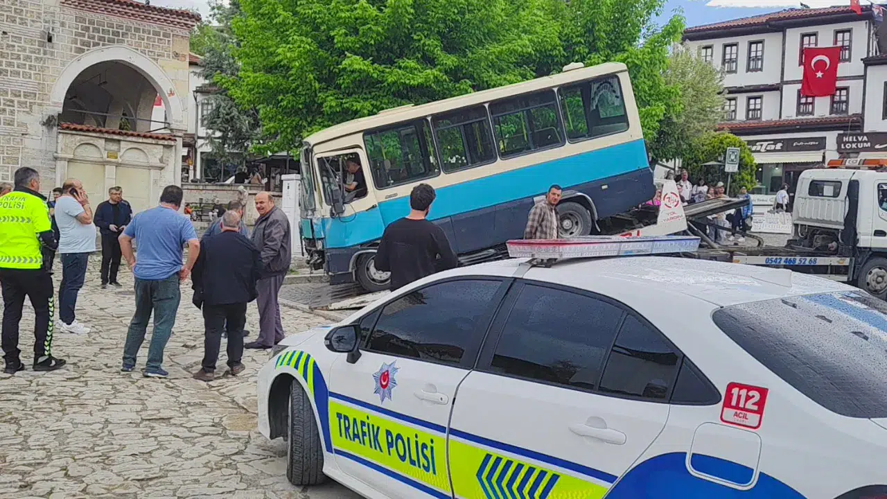 Safranbolu'da freni boşalan dolmuş tarihi çarşıya girdi