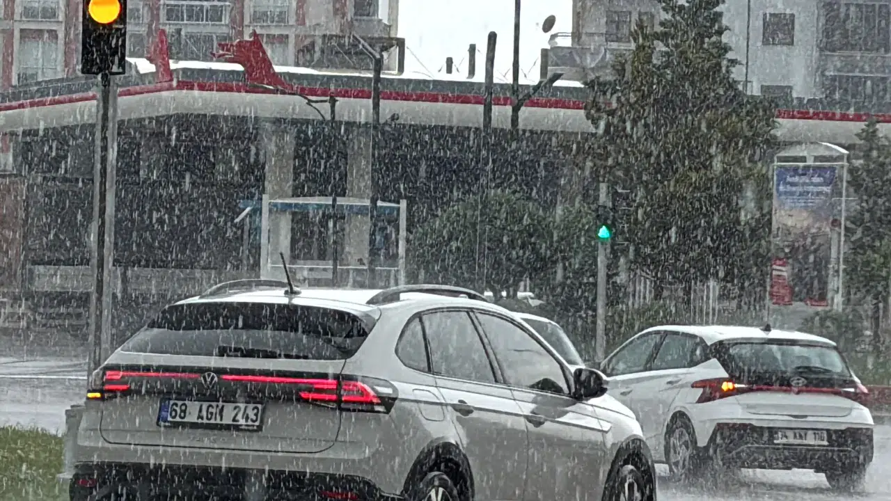 Aksaray’da sağanak yolları göle çevirdi