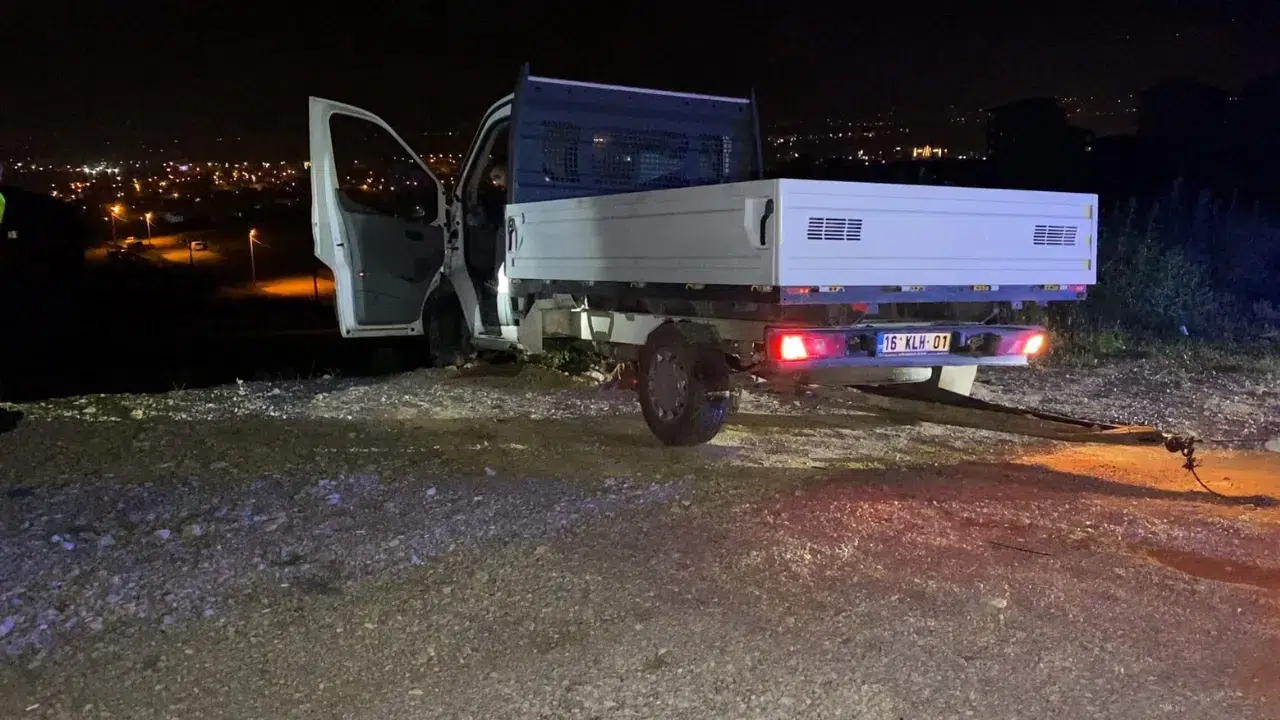 Bursa'da kaza : Kamyonet şarampole uçtu