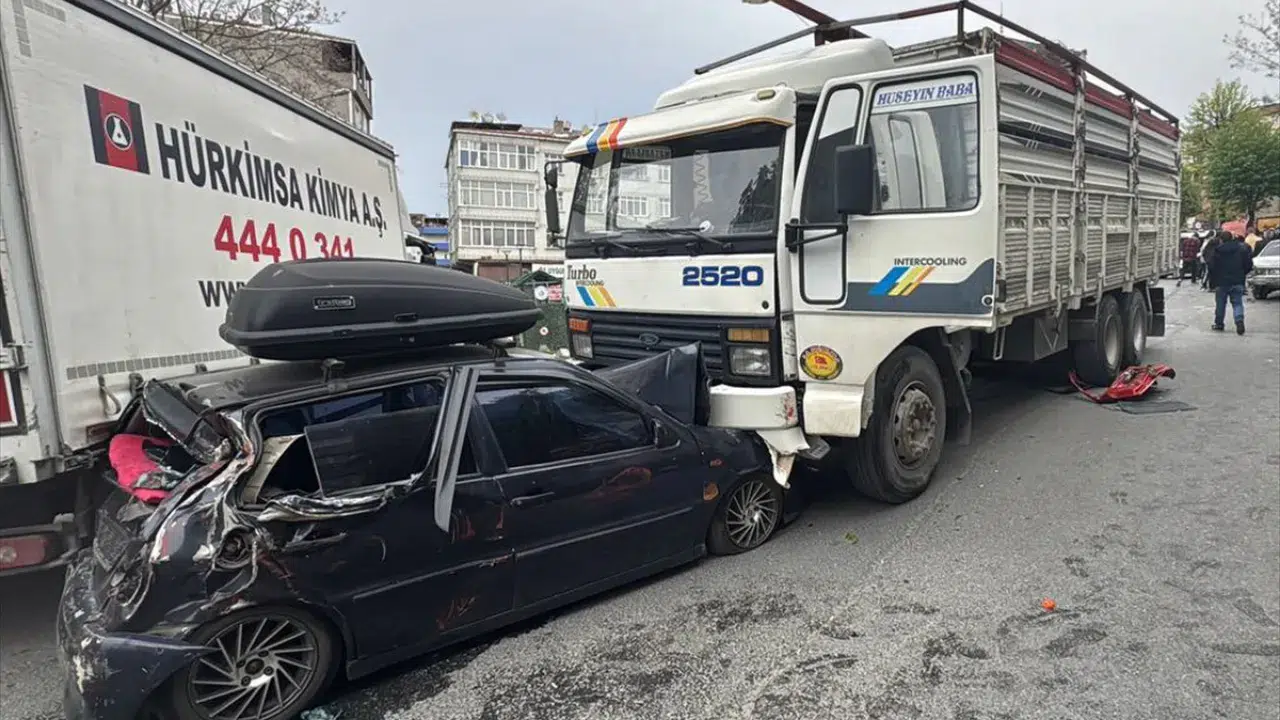 Bağcılar'da freni boşalan kamyon, 8 araca çarptıktan sonra durabildi
