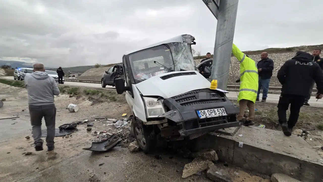 Ankara Elmadağ'da minibüs önce otomobile sonra tabelaya çarptı : 1 ölü