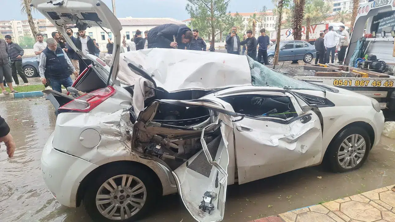 Şanlıurfa'da güneş enerjisi paneli otomobilin üzerine düştü : 1 kişi yaşamını yitirdi