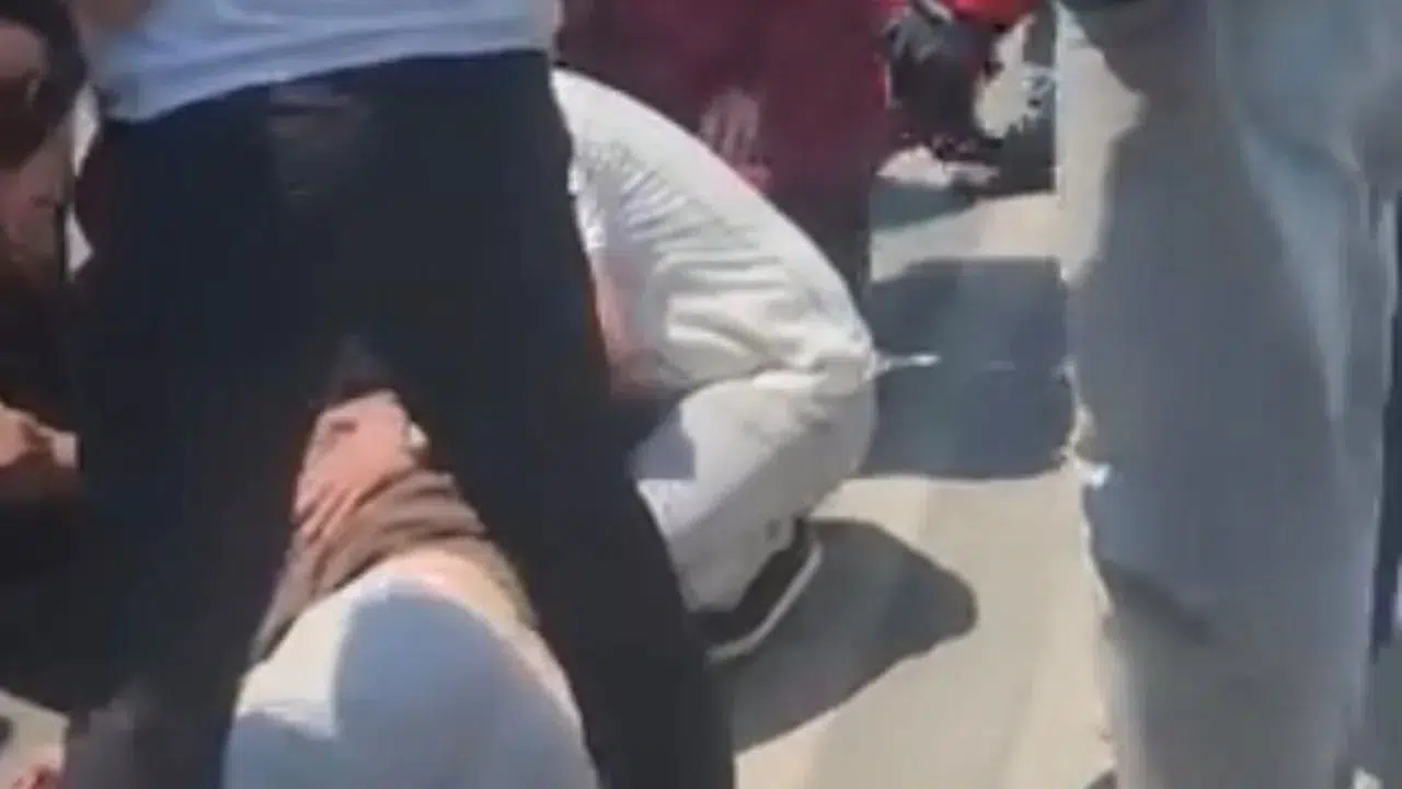 Fatih Eminönü'nde İETT otobüsünün arkasında sürüklenen skuter sürücüsü ağır yaralandı