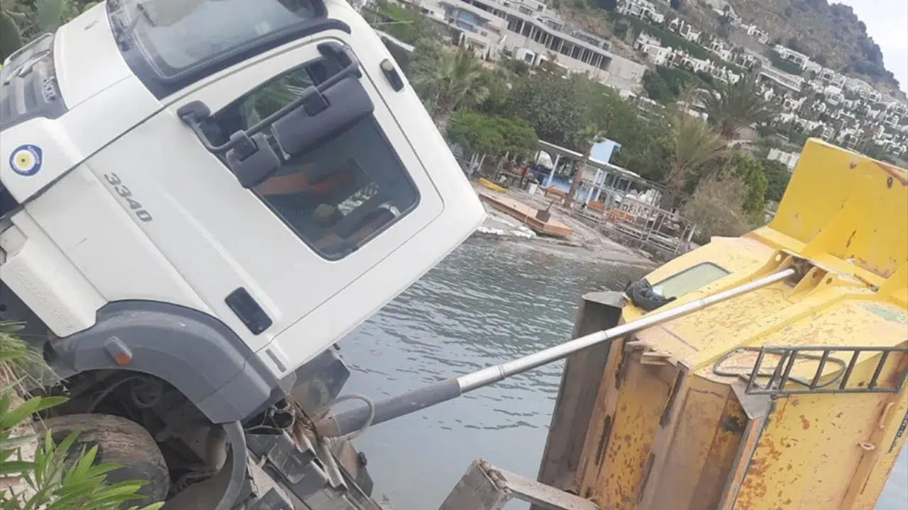 Muğla'da hafriyat kamyonu denize düştü : 2 yaralı