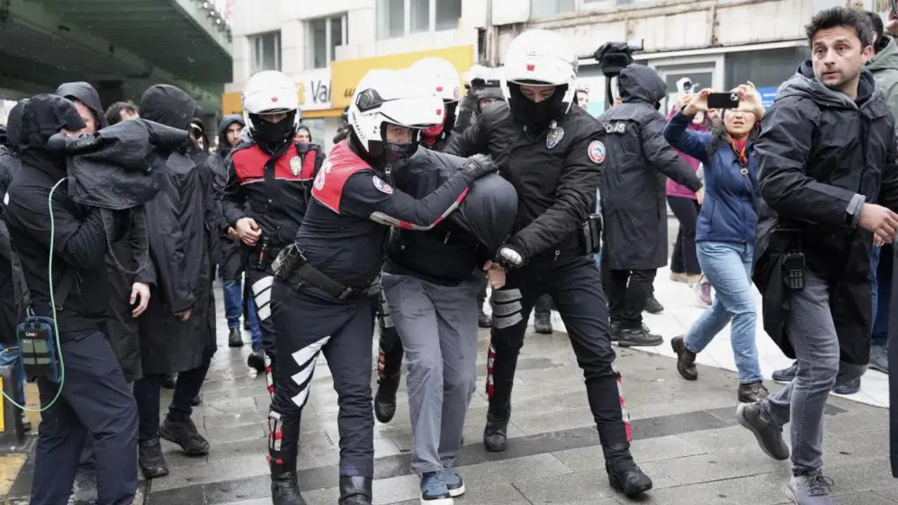 İstanbul'da izinsiz yürüyüşlere polis müdahalesi : Çok sayıda kişi gözaltına alındı