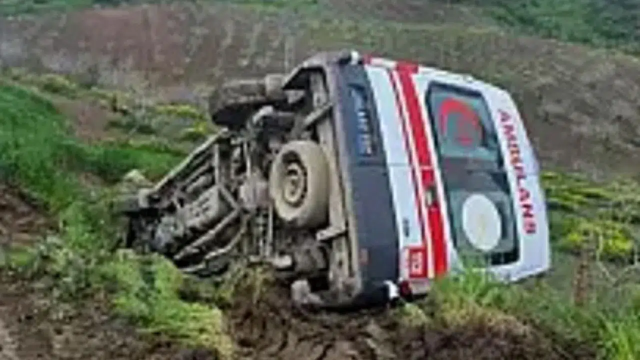 Siirt’te ambulans şarampole devrildi : 3 sağlık personeli yaralandı