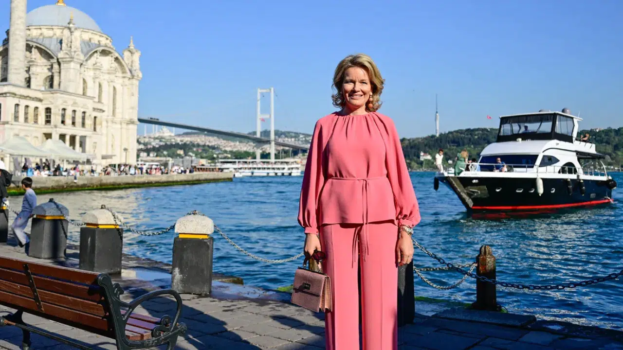Belçika Kraliçesi Mathilde Ortaköy'ü gezdi