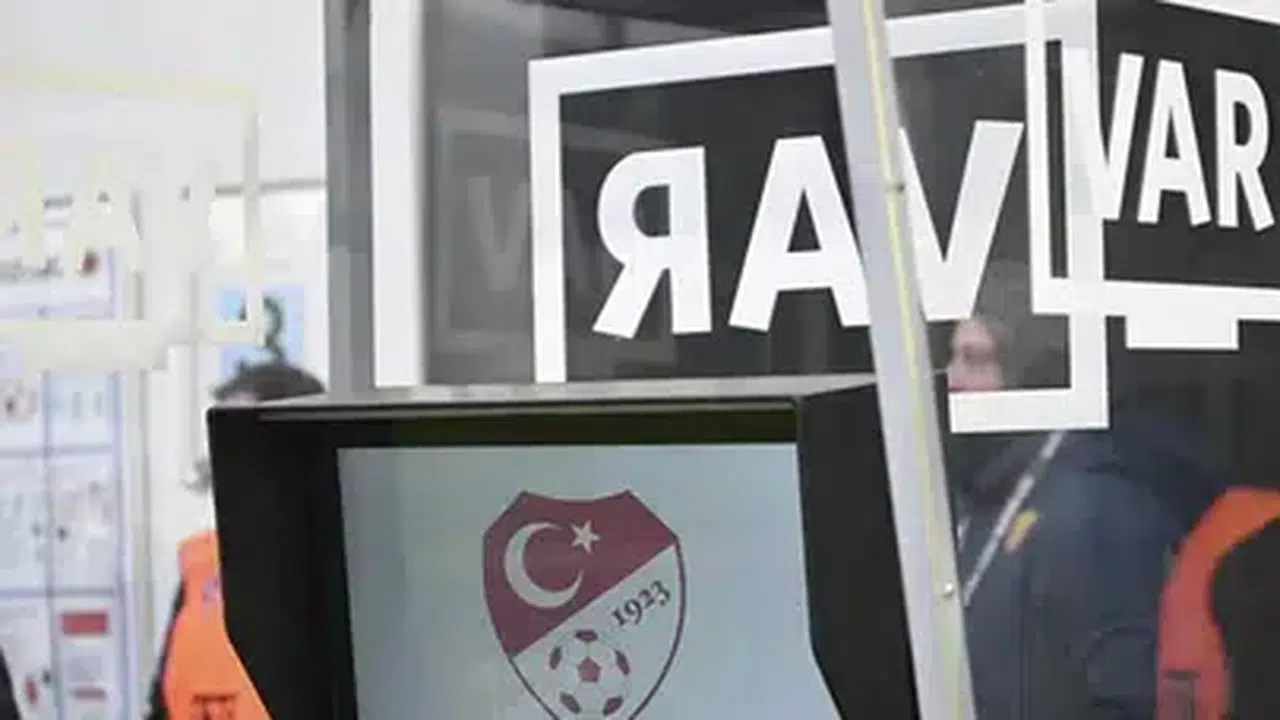 Süper Lig'de dev derbi : Beşiktaş - Trabzonspor maçının VAR hakemi belli oldu