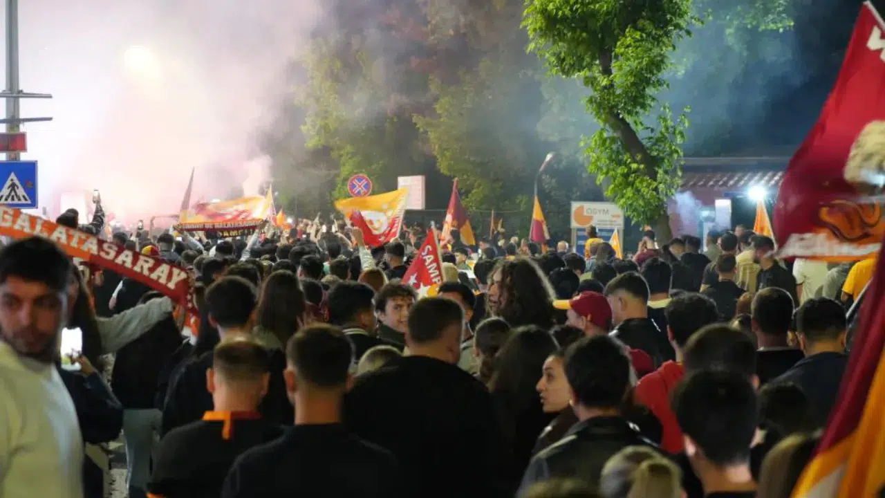 Edirne'de Galatasaray taraftarlarından meşaleli, marşlı şampiyonluk kutlaması